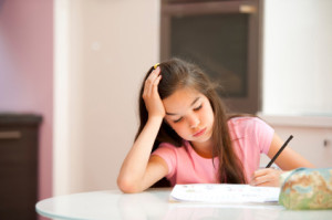 bambina-compiti-stanchezza